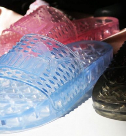 Rihanna revisite les sandales en plastique pour la collection Fenty x Puma